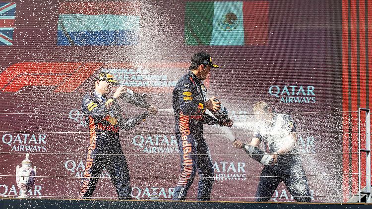 Zu wild gefeiert: Norris machte Verstappens Trophäe kaputt.