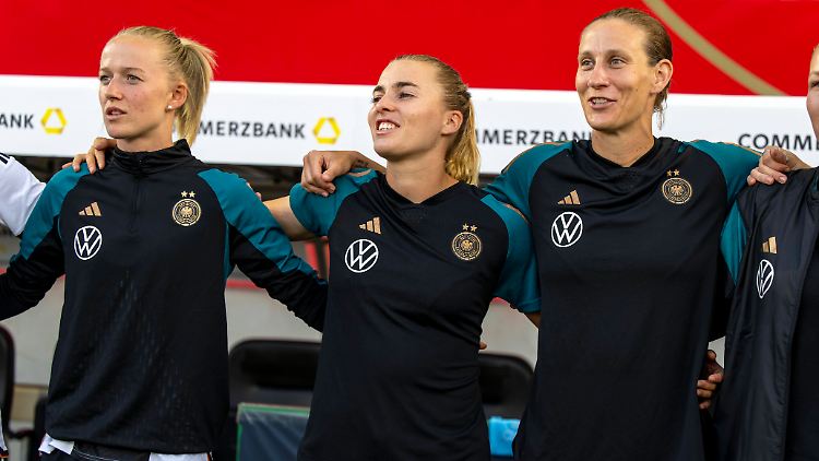 Nationaltorhüterin Ann-Katrin Berger (rechts) erzählte ihren Mitspielerinnen bei der EM in England nichts von ihrem Krebs.