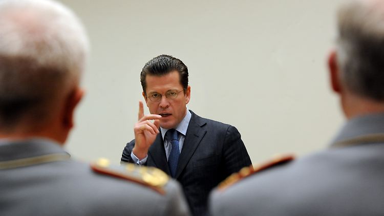 Guttenberg besucht das Zentrum Innere Führung der Bundeswehr in Koblenz.