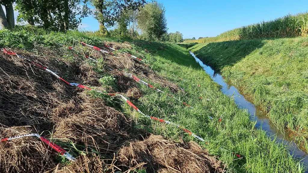 Nach-dem-gewaltsamen-Tod-einer-17-Jaehrigen-ist-Absperrband-der-Polizei-am-Tatort-im-niedersaechsischen-Landkreis-Diepholz-zu-sehen