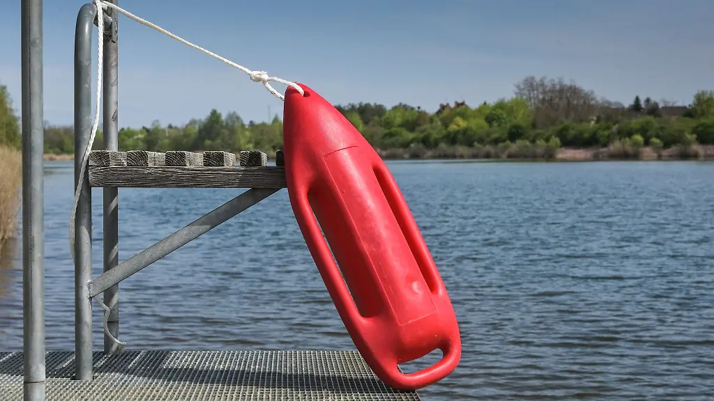 Die-Rettungsboje-am-Platz-des-Schwimmmeisters-steht-bereit