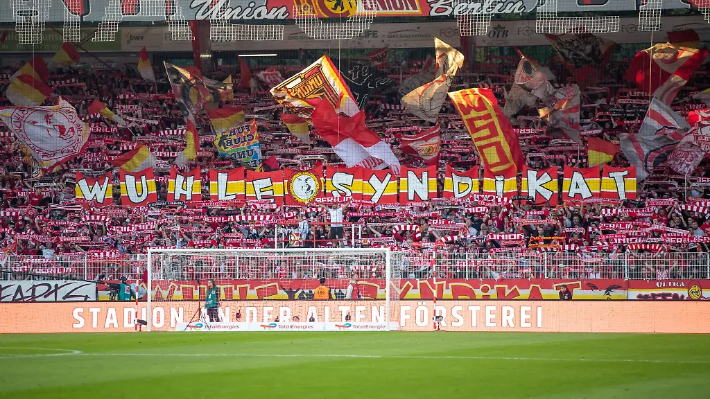Fussball-Bundesliga-1-FC-Union-Berlin-Borussia-Dortmund-10-Spieltag-An-der-Alten-Foersterei-Union-Berlin-Fans-auf-der-Tribuene-halten-u-a-ein-Banner-mit-der-Aufschrift-Wuhle-Syndikat