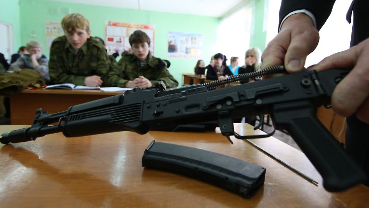 Russische Schüler während einer militärischen Erstausbildung in Iwanowo. (Archivbild)