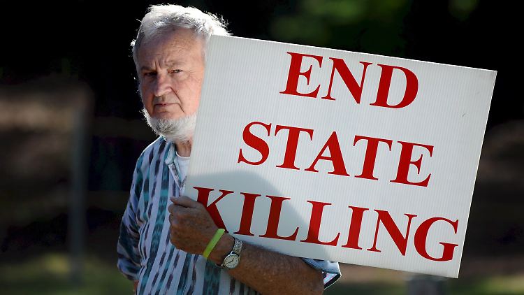 2008: Ed Weir protestiert mit seinem Plakat außerhalb des Gefängnisses in Jackson in Georgia gegen die Hinrichtung von W.E. Lynd.