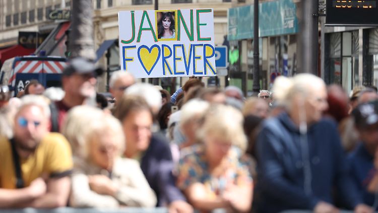 Wer keinen Zutritt zur Trauerfeier für Jane Birkin hatte, brachte seine Anteilnahme vor der Kirche zum Ausdruck.
