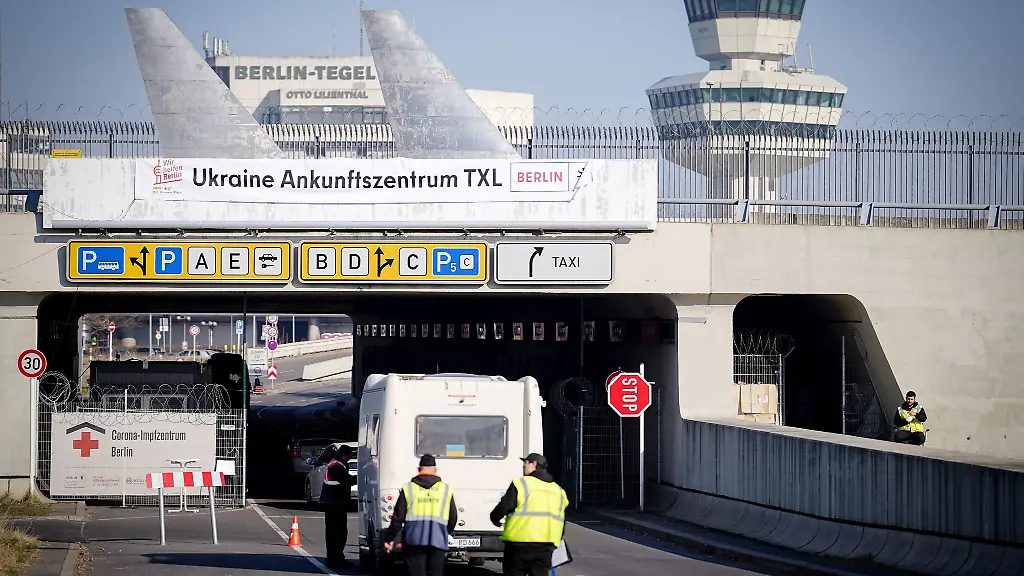 Ukraine-Ankunftszentrum-TXL-steht-ueber-der-Zufahrt-zum-ehemaligen-Flughafen-Tegel-Hier-wurden-Notunterkuenfte-fuer-Gefluechtete-auf-dem-Gelaende-des-ehemaligen-Flughafens-Berlin-Tegel-errichtet