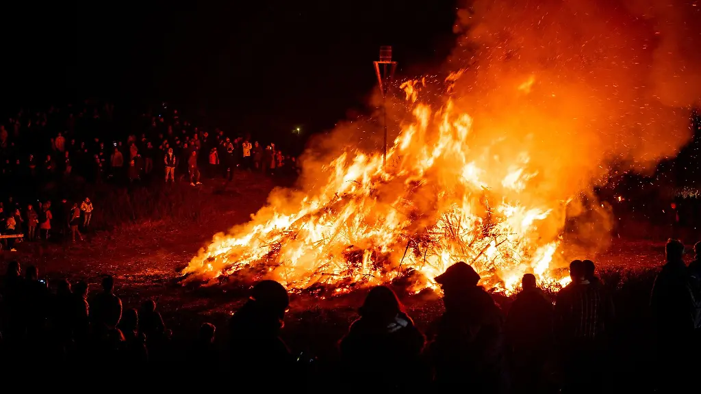 Besucher-verfolgen-das-Biikefeuer-Am-Dienstagabend-haben-auf-dem-nordfriesischen-Festland-und-auf-den-Inseln-wieder-traditionelle-Biikefeuer-gelodert-die-bei-den-Friesen-als-Nationalfest-gelten
