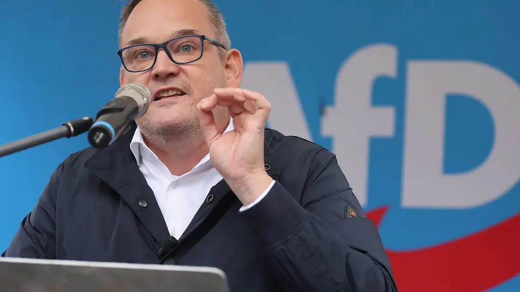 Martin-Reichardt-AfD-Vorsitzender-in-Sachsen-Anhalt-spricht-bei-einer-Demonstration-vor-der-Thueringer-Staatskanzlei