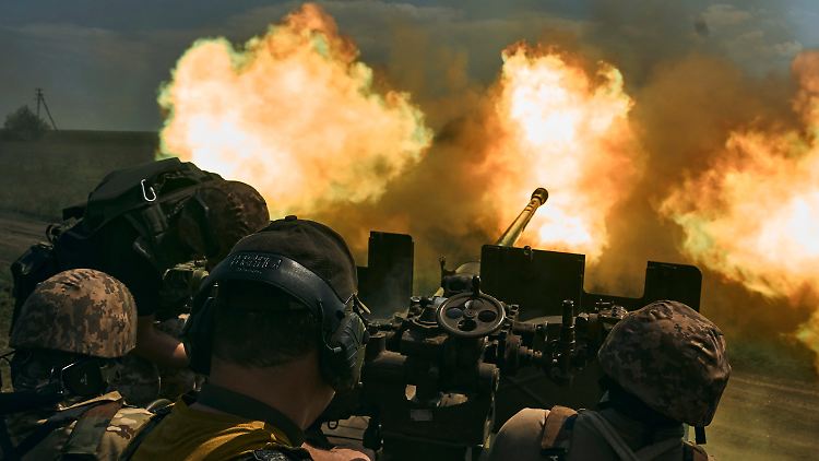 Ukrainische Soldaten feuern bei Bachmut auf russische Stellungen.