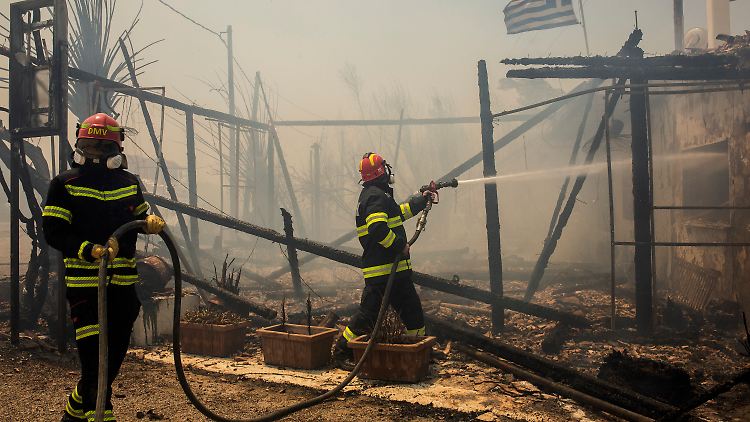 Dass der Wind so überraschend drehen und das Feuer nach Südost treiben würde, war irres Pech, sagen Inseleinwohner und Feuerwehrleute. 