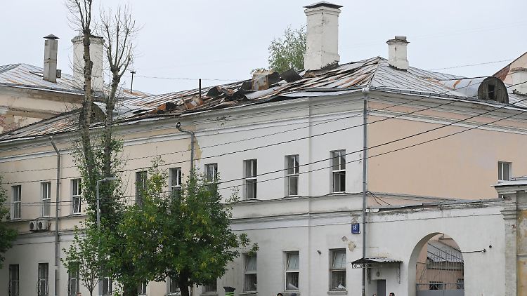 Der Schaden hält sich hier in Grenzen: Ermittler untersuchen in Moskau ein Haus nach einer Drohnenattacke.