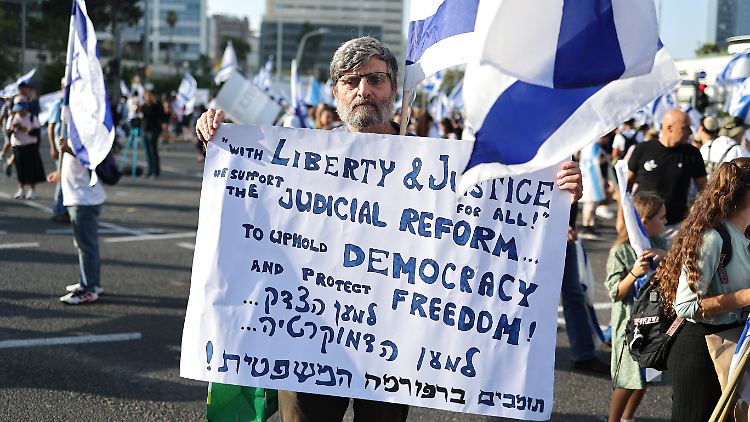 Seit mehr als einem halben Jahr spaltet das Vorhaben die israelische Gesellschaft. Regelmäßig gehen Tausende Menschen gegen eine Schwächung der Justiz auf die Straßen.
