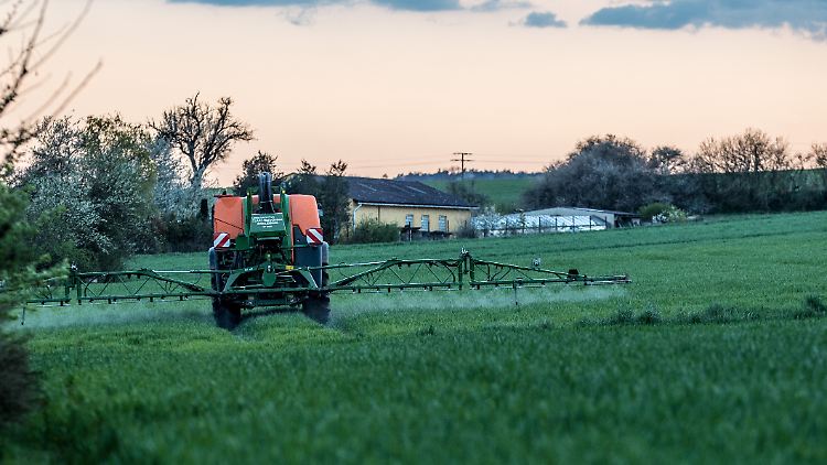 Die Prognosesenkung führte Bayer vor allem auf weiter "massiv" zurückgegangene Umsätze mit glyphosatbasierten Produkten zurück.