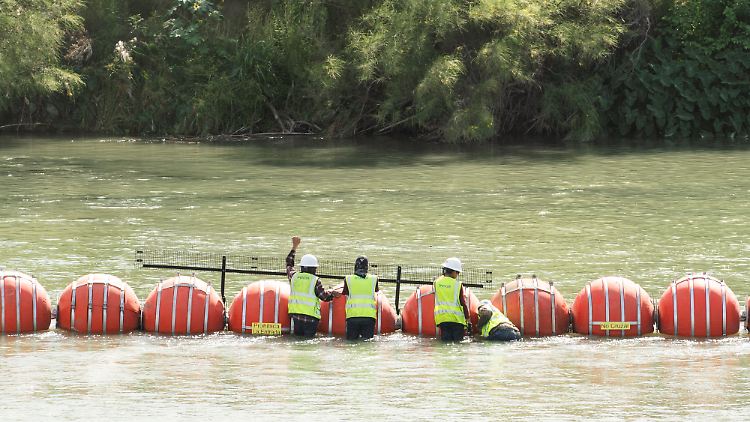 Die Bojenkette soll verhindern, dass Menschen von Mexiko in die USA schwimmen.