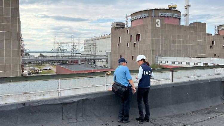 Mitarbeiter der Internationalen Atomenergiebehörde bemühen sich vor Ort um den Schutz des von Russland besetzten Atomkraftwerkes.
