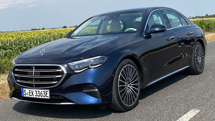 Im Gegensatz zur C-Klasse darf die neue E-Klasse weiterhin den klassischen Mercedes-Stern als Kühlerfigur tragen.