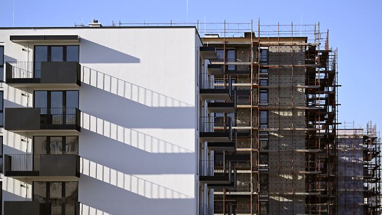 In Berlin habe es 2022 eine Nettozuwanderung von 86.000 Menschen gegeben, während nur gut 17.000 Wohnungen fertiggestellt worden seien, erklärte JLL.