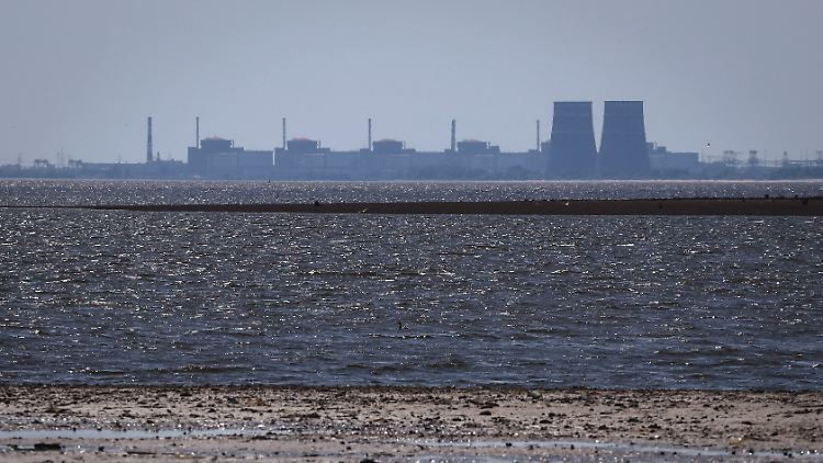 Das Atomkraftwerk Saporischschja liegt am Kachowka-Stausee.
