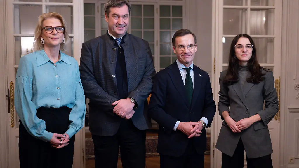 Elisabeth-Svantesson-l-r-Finanzministerin-von-Schweden-Markus-Soeder-CSU-Ministerpraesident-von-Bayern-Ulf-Kristersson-Premierminister-von-Schweden-und-Romina-Pourmokhtari-Umweltministerin-von-Schweden-stehen-im-Sagerska-Huset-bei-der-Begruessung-zusammen