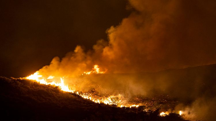 Nahe der Ortschaft Vati im Süden der Ferieninsel Rhodos steht ein Wald in Flammen. 