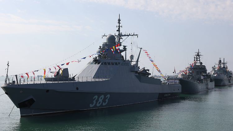 Das russische Patrouillenschiff "Sergej Kotow" sowie zwei weitere Schiffe während einer Parade zum Tag der Marine in Noworossijsk.
