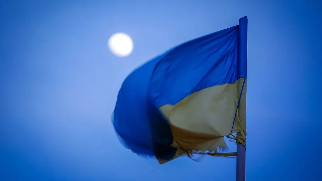 Die-ukrainische-Flagge-weht-im-Mondlicht-ueber-der-Hafenstadt-Odessa