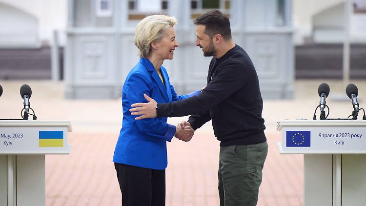 EU-Kommissionspräsidentin von der Leyen und der ukrainische Präsident Selenskyj während ihres Besuchs in Kiew im Mai 2023. 
