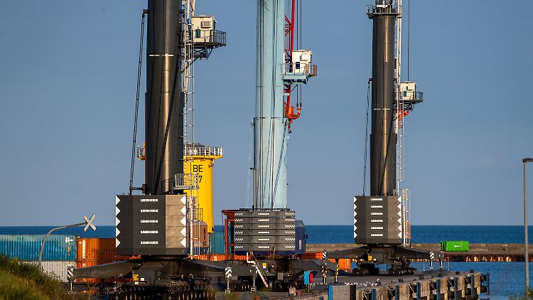 Die ReGas bezeichnet sich selbst als mittelständisches Unternehmen ohne staatliche Finanzierung. Für das LNG-Projekt treibt die Firma bis zu 200 Millionen Euro Eigenanteil auf.
