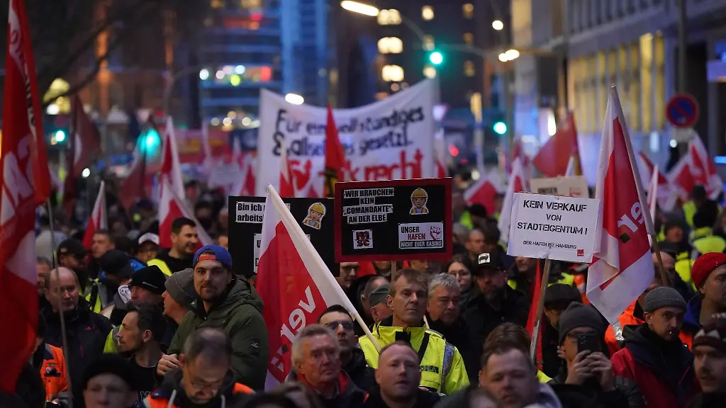 Hunderte-Hafenarbeiter-und-Sympathisanten-haben-in-Hamburg-gegen-den-Einstieg-der-Reederei-MSC-bei-HHLA-protestiert