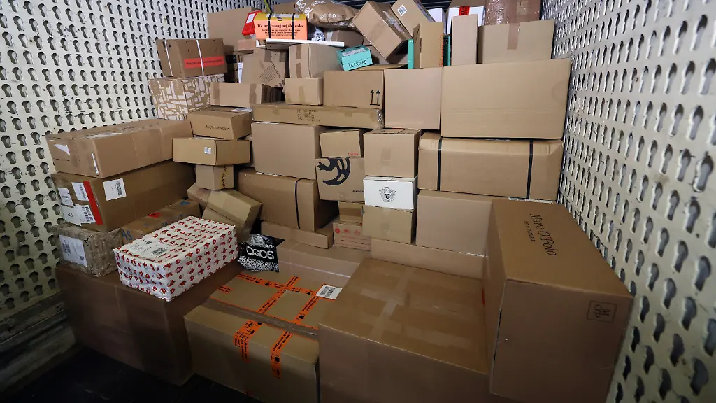 Tausende-Subunternehmen-sind-fuer-die-grossen-Paketdienstleister-taetig-oft-in-undurchschaubaren-Sub-Sub-Unternehmerketten-Beschaeftigte-viele-aus-Osteuropa-arbeiten-hier-oft-unter-prekaeren-Bedingungen