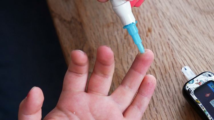 Eine Mutter misst bei ihrem Kind den Blutzuckergehalt: Die Zahl der Diabetes-Neuerkrankungen bei deutschen Kindern und Jugendlichen ist in den vergangenen 20 Jahren deutlich gestiegen.