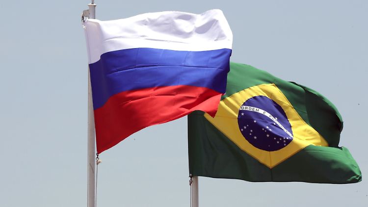 Die Flaggen Russlands und Brasiliens.