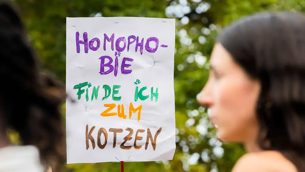 Homophobie-finde-ich-zum-Kotzen-steht-bei-einer-Demonstration-gegen-queerfeindliche-Gewalt-in-Berlin-Kreuzberg-anlaesslich-eines-Angriff-auf-zwei-Frauen-am-6-Juli-2023-auf-einem-Schild