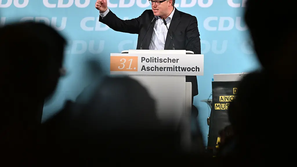 Mario-Voigt-CDU-Landeschef-spricht-beim-Politischen-Aschermittwoch-des-CDU-Landesverbands-Thueringen-in-Apolda