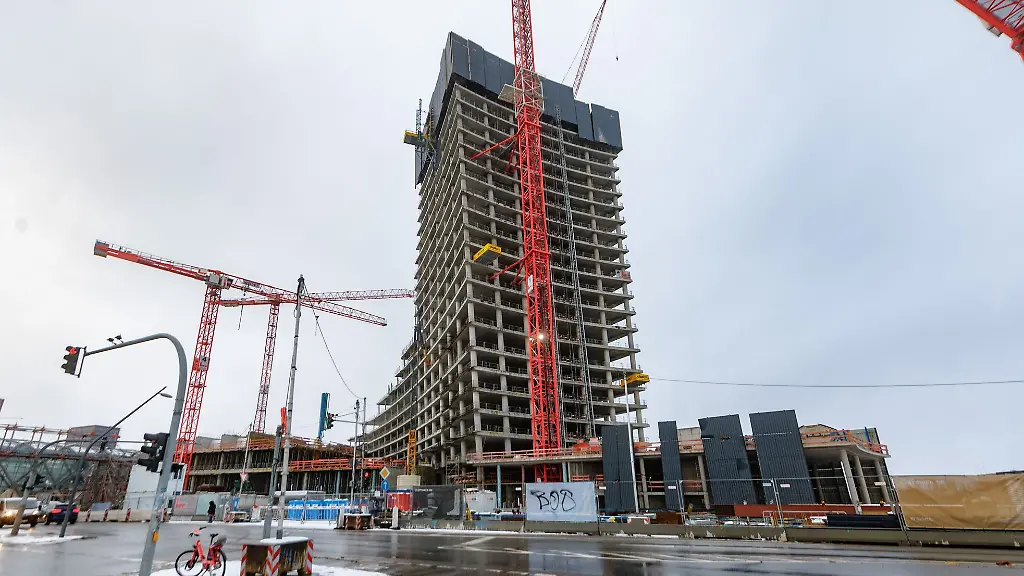 Blick-auf-die-stillgelegte-Baustelle-des-Elbtowers