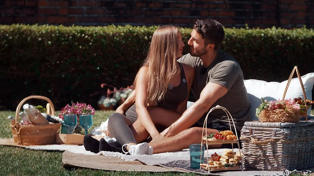 Nach-dem-Hundewelpen-Yoga-kommen-sich-Katja-und-Dennis-naeher-Quelle-RTL