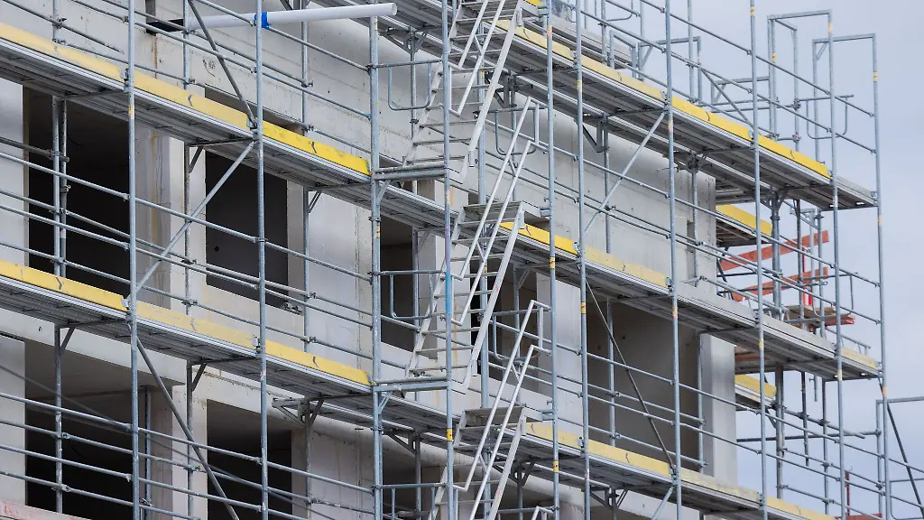 Ein-Rohbau-eines-Mehrfamilienhauses-mit-Mietwohnungen-steht-in-Koeln