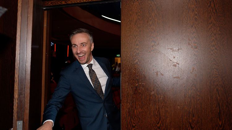 "Keine Sorge, die Nazis mit Substanz wollen nach aktuellem Stand voraussichtlich nur auf kommunaler Ebene mit Nazis zusammenarbeiten", schrieb Böhmermann auf Twitter. 