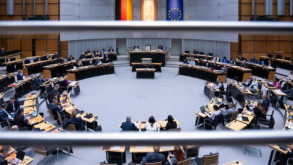 Kai-Wegner-CDU-Regierender-Buergermeister-von-Berlin-spricht-waehrend-der-Plenarsitzung-im-Abgeordnetenhaus-in-der-Fragestunde