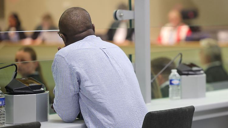 Die Angeklagten sitzen in einem speziell entworfenen Glaskasten im Gerichtssaal während der Urteilsverkündung im Justizpalast.