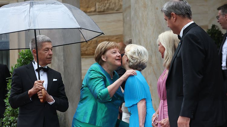 EU-Kommissionspräsidentin von der Leyen begrüßte Altkanzlerin Merkel auf dem roten Teppich.