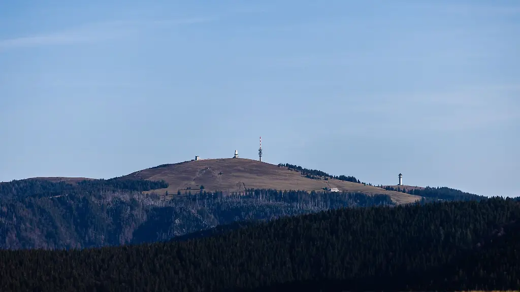 Die-Gebaeude-auf-dem-Feldberg-sind-aus-der-Ferne-zu-sehen