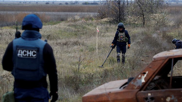Sofern nicht unter Feindbeschuss suchen ukrainische Soldaten mit Metalldetektoren nach Panzerabwehrminen.
