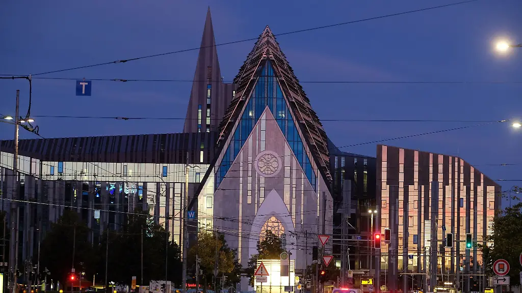 Die-aufgehende-Sonne-wird-in-spiegelnden-Fassadenelementen-des-Paulinums-der-Universitaet-Leipzig-reflektiert