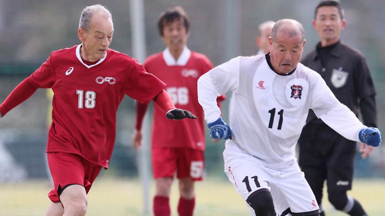 Japans ältere Menschen sind zwar fit, die Bevölkerung des Landes schrumpft dennoch, und zwar rasant. 