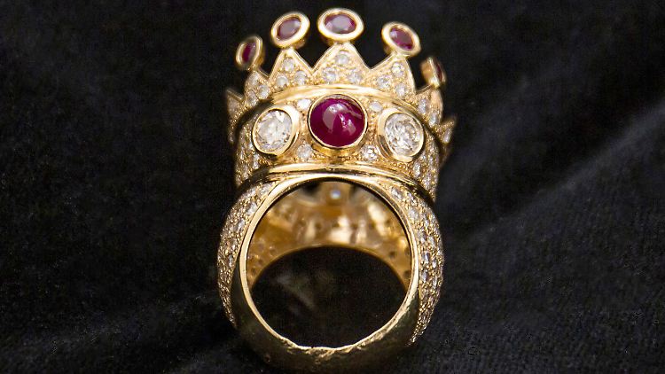 Tupac Shakur hat den Ring in Anlehnung an das Design mittelalterlicher Kronen europäischer Könige selbst mit entworfen.