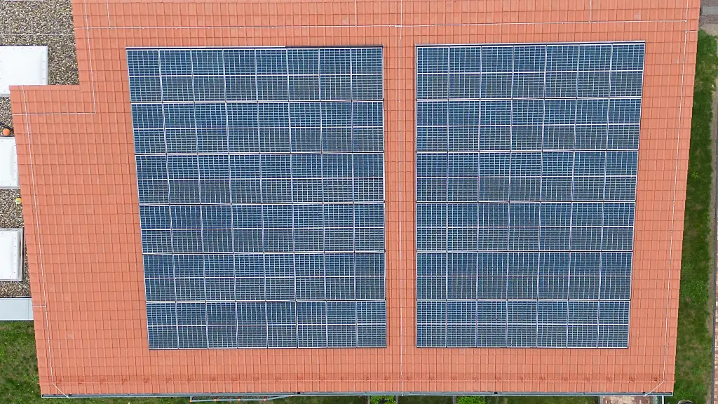 Eine-Photovoltaikanlage-ist-auf-dem-Dach-der-kommunalen-Kita-Abenteuerland-in-der-Ortsgemeinde-Ober-Olm-montiert