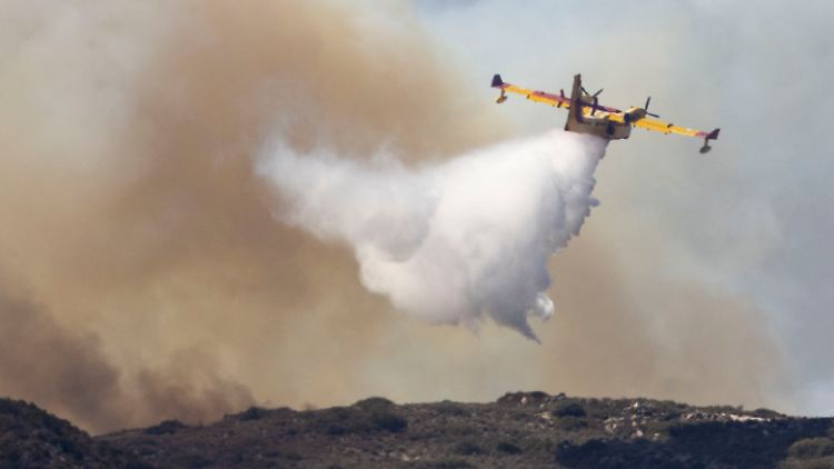 Erfolg auf Rhodos: Feuerwehr und Tausende Helfer können den Ferienort wohl vor den Flammen retten. 
