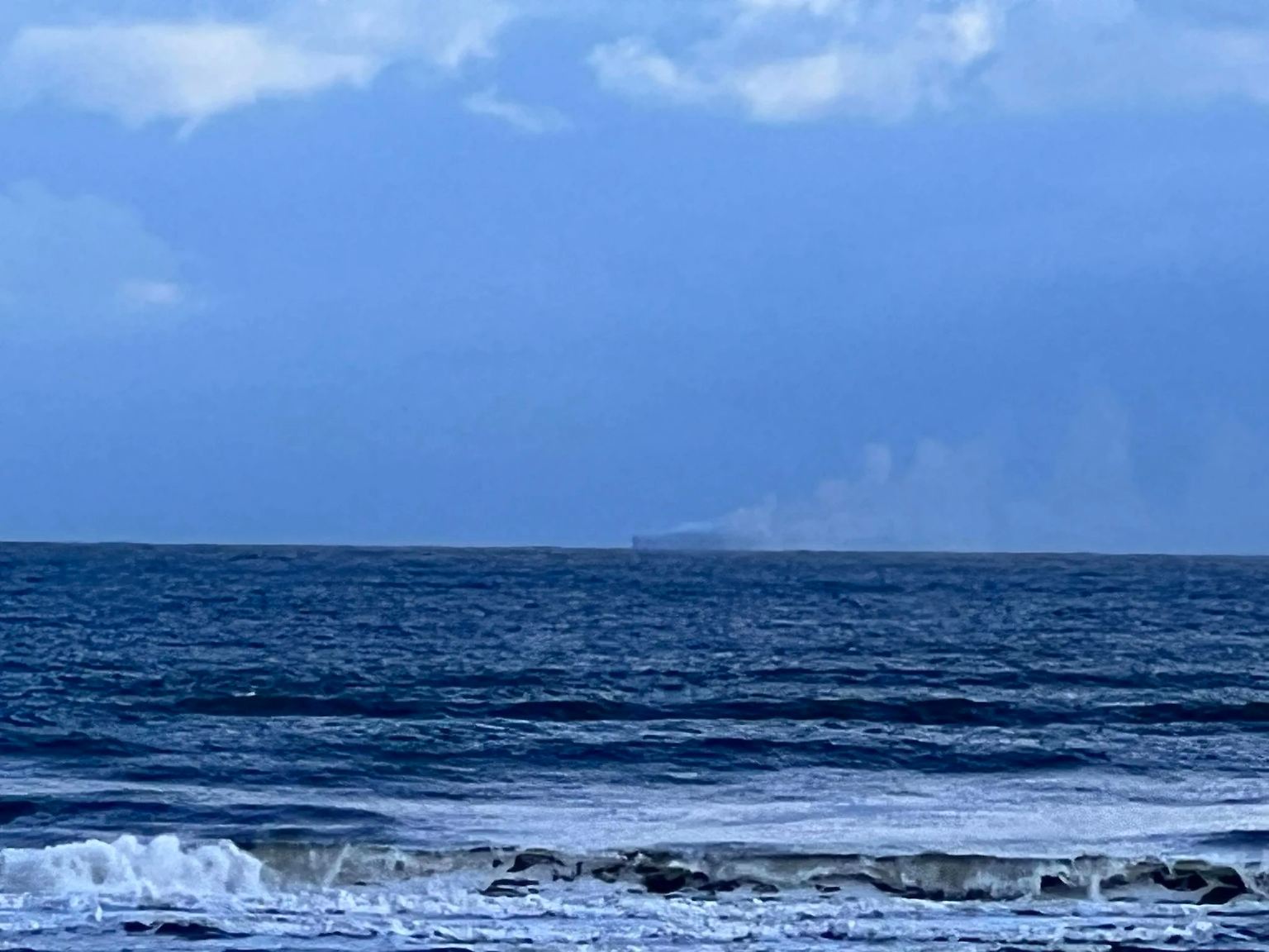 Feuer an Bord der "Fremantle Highway": Auf der Fahrt von Bremerhaven nach Ägypten steigt aus dem Laderaum des Autofrachters plötzlich Qualm auf. Wenige Stunden nach dem Ablegen am Abend des 25. Juli wird klar: Das Schiff ist in Schwierigkeiten.