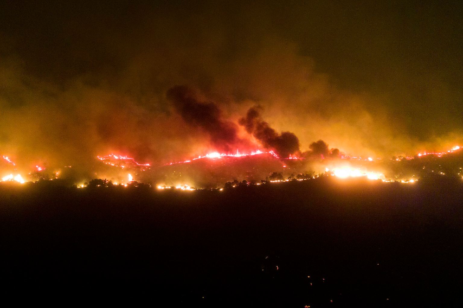 Hitze und tödliche Waldbrände plagen weiterhin viele Länder im Mittelmeerraum.
